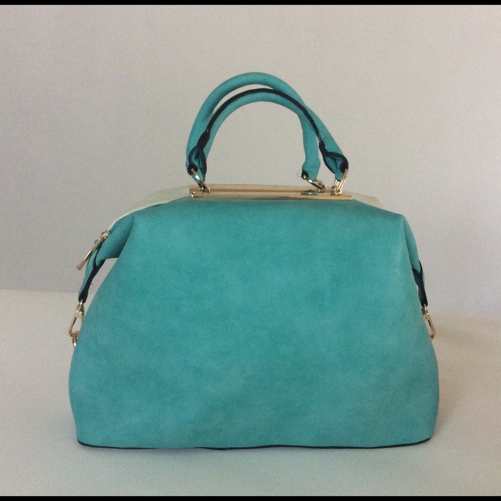 Turquoise and white tote 👜💕💕💕🛍💥💥💥💥💥💥💥